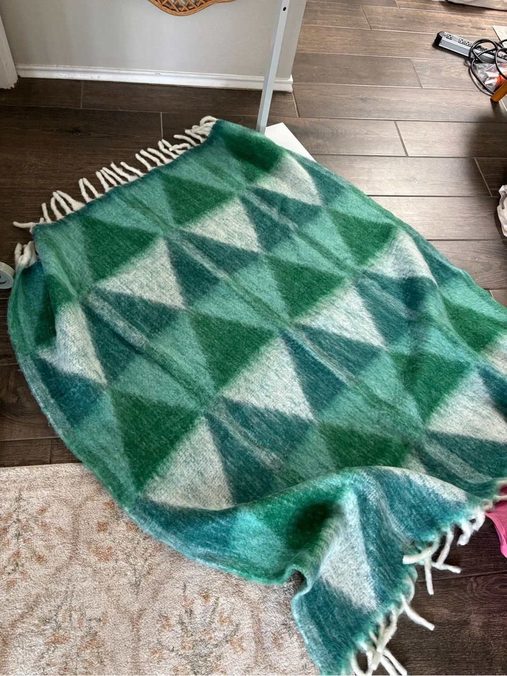 Anthropologie / NWT COZY COCOON FRINGED THROW BLANKET Holly Green
